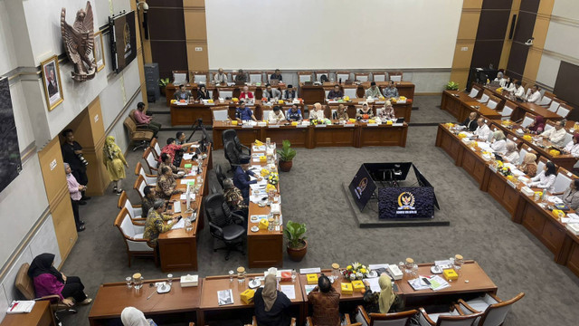 Komisi VIII DPR RI raker dengan Kementerian Pemberdayaan Perempuan dan Perlindungan Anak Indonesia, Selasa (29/10/2024). Foto: Haya Syahira/kumparan