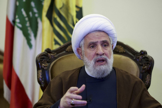 Wakil pemimpin Hizbullah Lebanon, Sheikh Naim Qassem, berbicara dalam sebuah wawancara dengan Reuters di pinggiran kota Beirut, 6 Juni 2022.  Foto: Aziz Taher/REUTERS