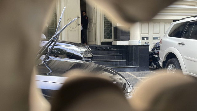 Penyidik Kejagung di rumah mantan pejabat MA Zarof Ricar, di Jalan Senayan Nomor 8, Kebayoran Baru, Jakarta Selatan, Selasa (29/10/2024). Foto: Fadhil Pramudya/kumparan