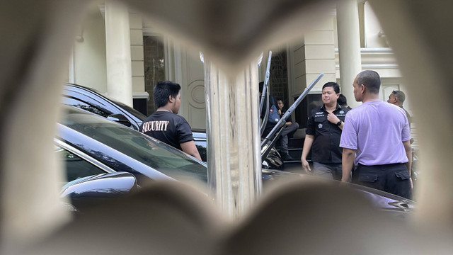 Penyidik Kejaksaan Agung (Kejagung) RI meninggalkan rumah mantan pejabat MA Zarof Ricar, di Jalan Senayan Nomor 8, Kebayoran Baru, Jakarta Selatan, Selasa (29/10/2024). Foto: Fadhil Pramudya/kumparan