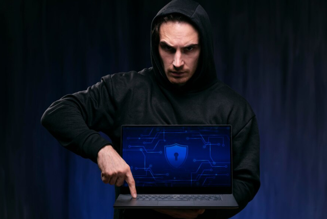 Foto: https://www.freepik.com/free-photo/medium-shot-hacker-holding-laptop_18492264.htm#fromView=search&page=1&position=35&uuid=601b0d9d-bcc3-4b8d-8296-546739e95fdb