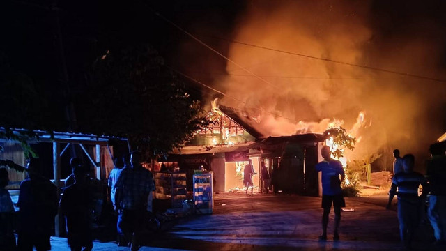 Kebakaran rumah di Dusun Karangpahing, Desa Sendangharjo, Kecamatan Ngasem, Kabupaten Bojonegoro, Jawa Timur. Senin malam (28/10/2024) (Aset: Istimewa)