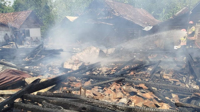 Kebakaran rumah di Dusun Gempol, Desa Ngaglik, Kecamatan Kasiman, Kabupaten Bojonegoro, Jawa Timur. Selasa (29/10/2024). (Aset: Istimewa)