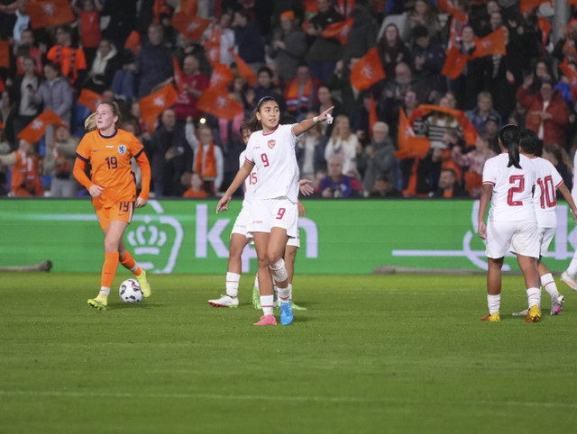 Claudia Scheunemann, penyerang Timnas Wanita Indonesia, saat menghadapi Timnas Wanita Belanda di Stadion De Vijverberg, Doetinchem, Belanda, Sabtu (26/10/2024). Foto: Instgaram/ @c.a.scheunemann