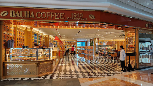 Suasana dan aneka menu croissant di Bacha Coffee, Plaza Senayan, Jakarta.  Foto: Azalia Amadea/kumparan 