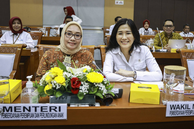 Menteri Pemberdayaan Perempuan dan Perlindungan Anak (PPPA) Arifatul Choiri Fauzi (kiri) bersama Wakil Menteri PPPA Veronica Tan (kanan) bersiap mengikuti rapat kerja dengan Komisi VIII DPR di Kompleks Parlemen, Senayan, Jakarta, Selasa (29/10/2024). Foto: Dhemas Reviyanto/ANTARA FOTO