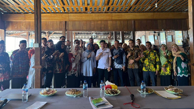 Calon Wakil Bupati Bojonegoao Nurul Azizah saat hadiri rapat koordinasi yang digelar BUMDesma LKD Angling Dharma di Rumah Makan Bebek Harisa, Bojonegoro. Selasa (29/10/2024). (Aset: Istimewa)