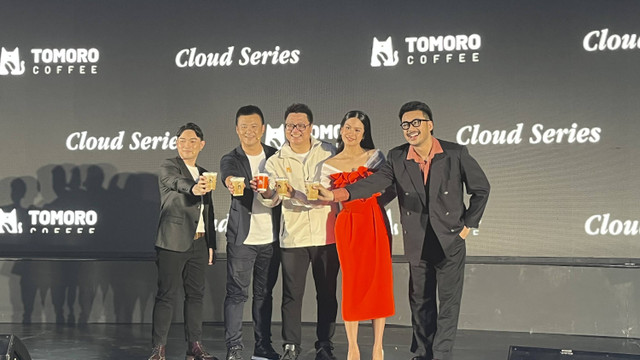 CEO Tomoro Coffee Indonesia Super Wang bersama jajarannya dan Maudy Ayunda saat peluncuran varian Celtic Cloud Series, Selasa (29/10/2024). Foto:  Fariza/kumparan