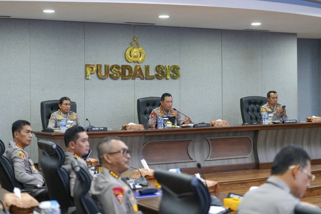 Kapolri Jenderal Listyo Sigit Prabowo memberikan arahan kepada jajarannya dalam video conference di Mabes Polri, Senin (28/10/2024). Foto: Dok. Istimewa