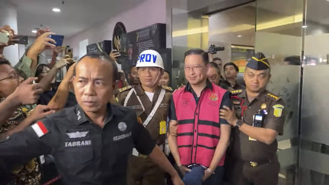 Thomas Lembong saat di tahan di Kejaksaan Negeri Jakarta Selatan, Selasa (29/10/2024). Foto: YouTube/ Kejaksaan RI