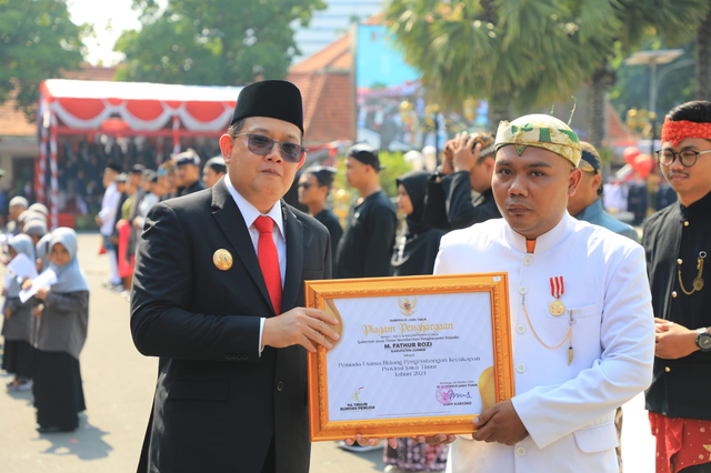 Penghargaan dari Pemprov Jatim untuk pemuda asal Jember. Foto: Dok. Istimewa