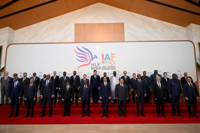 Presiden Republik Indonesia Prabowo Subianto (kelima kanan depan) dan Presiden ke-7 RI Joko Widodo (tengah depan) berfoto dengan sejumlah kepala negara/pemerintahan saat Joint Leaders' Session Indonesia-Africa Forum (IAF) II and High-Level Forum on Multi-Stakeholder Partnerships (HLF MSP) di Nusa Dua, Bali, Senin (2/9/2024). Foto: dok. Komdigi