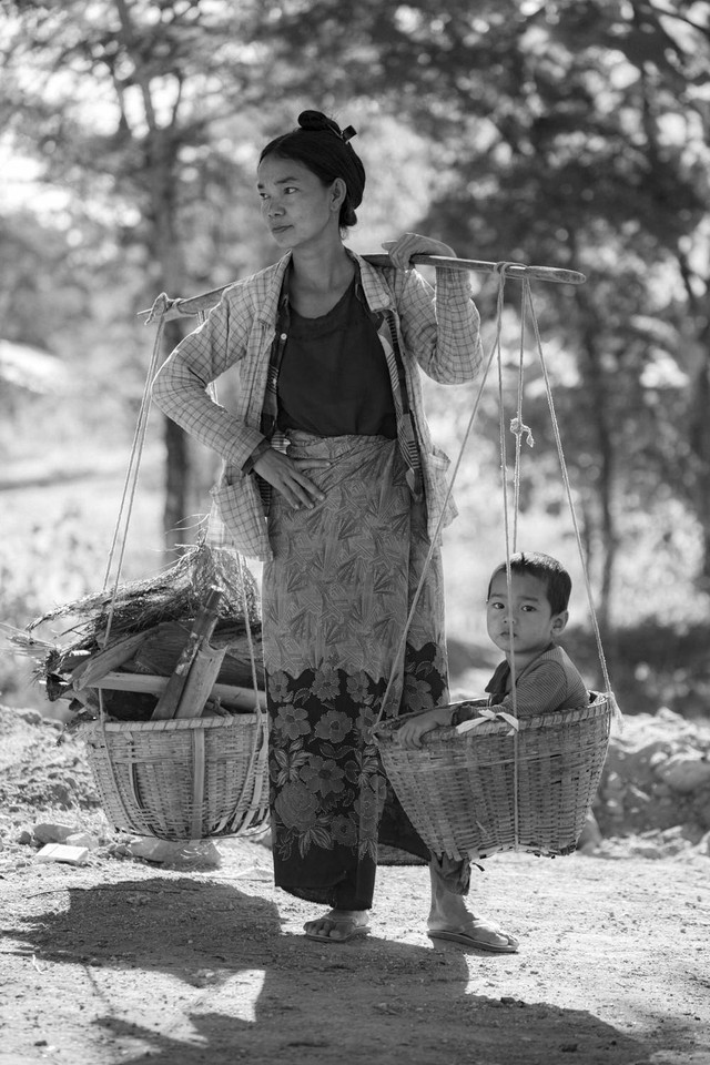 Ilustrasi Woman Carrying Baskets With Child and Woods. Sumber: Pexels.com