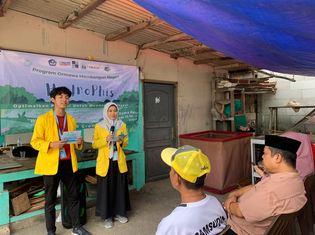 Kegiatan pelatihan warga Kampung Lio mengenai proses budidaya ikan.