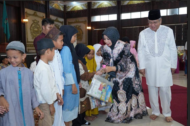 Windy Prihastari saat membagikan bingkisan kepada anak yatim piatu di hari ulang tahunnya yang ke-46. Foto: Dok, Adpim Pemprov Kalbar