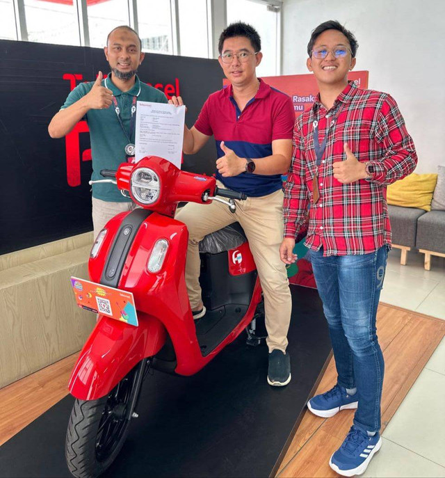 Bong Alfian Sandro Bonardy pelanggan Telkomsel Singkawang berhasil meraih grandprize motor Yamaha Fazzio setelah menukarkan Poin Telkomsel. Foto: Dok, Telkomsel 