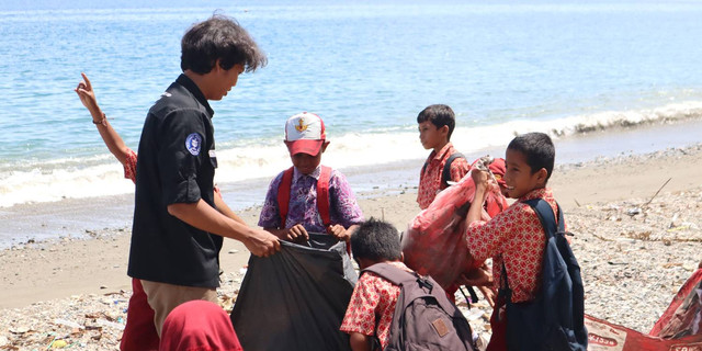 Ekspedisi Himiteka IX Gelar Coastal Clean Up bersama Murid SD Pulau Buru