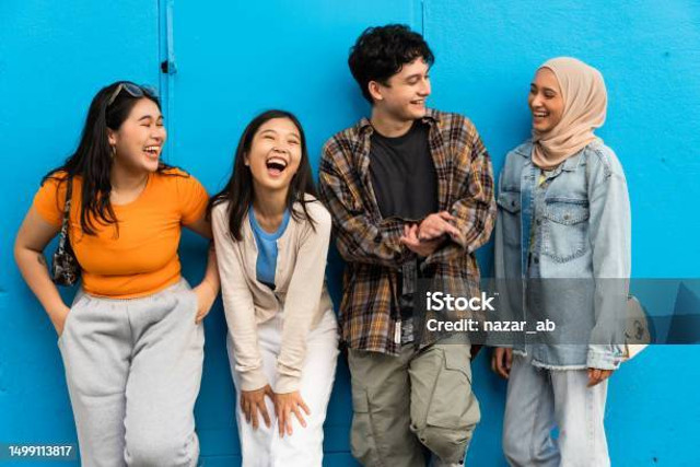 https://media.istockphoto.com/id/1499113817/id/foto/persahabatan-yang-manis-menyegarkan-jiwa.jpg?s=612x612&w=is&k=20&c=gpKaMqv2uSHuyiFykqs05IcOiKrxJydq1Gmdl0X5Xyc=