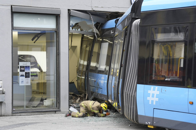 Petugas memeriksa trem menabrak toko Eplehuset (Apple House) di Storgata di Oslo, Norwegia, Selasa (29/10/2024).  Foto: Fredrik Varfjell/NTB via REUTERS