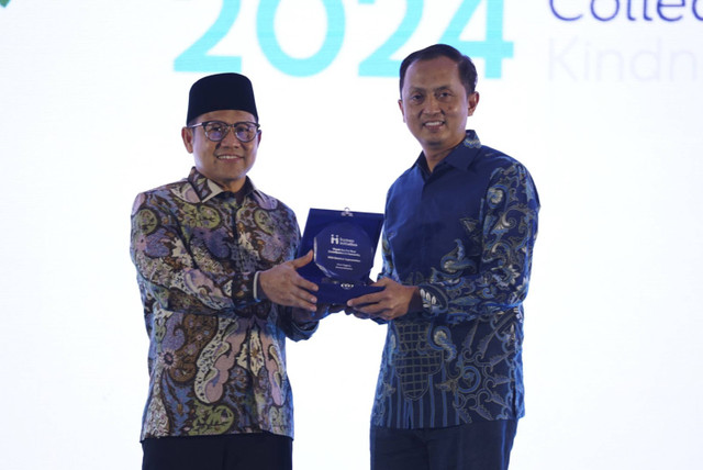 Menko Bidang Pemberdayaan Masyarakat Muhaimin Iskandar bersama Presiden Human Initiative Tomy Hendrajati berpose saat penyerahan piagam Initiative Forum 2024 yang diselenggarakan Human Initiative di Hotel Bidakara, Jakarta, Selasa (29/10/2024). Foto: Dok. Human Initiative