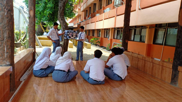 Kegiatan Belajar Mengajar dengan Metode Jigsaw di SMAN 90 Jakarta