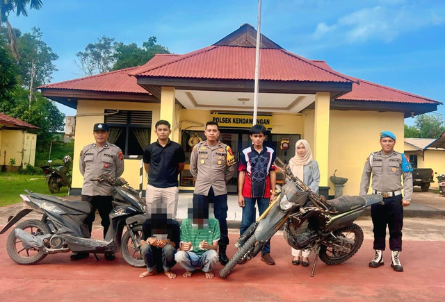 Kedua pelaku bersama barang bukti berupa motor yang dicuri. Foto: Dok. Polres Ketapang