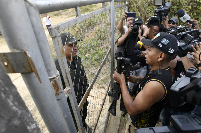 Seorang pemuda dari kota Mairana mengembalikan senjata yang dicuri dari polisi selama serangan oleh pendukung mantan Presiden Bolivia Evo Morales di Samaipata, departemen Santa Cruz, Bolivia, pada tanggal 29 Oktober 2024. Foto: AIZAR RALDES/AFP