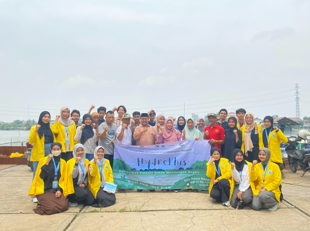 Foto bersama panitia Hydrophis dengan warga Kampung Lio.