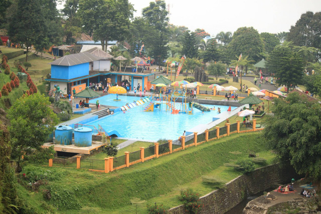 Kolam Renang Jatim Park 2, Foto Hanya Ilustrasi, Bukan Gambar Sebenarnya, Sumber Foto: Unsplash/Mufid Majnun