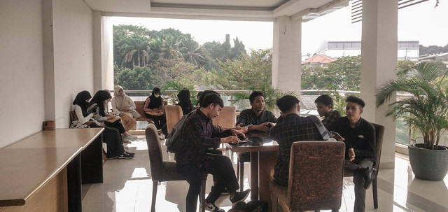 Calon mahasiswa duduk bersama dan saling berinteraksi (1/10/23), sumber : pribadi