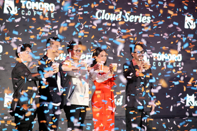 Tomoro Coffee kenalkan Maudy Ayunda sebagai TOMORO Empowering Officer serta luncurkan varian cloud series. Foto: istimewa