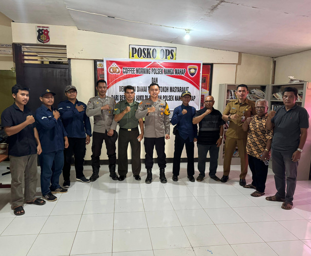 Foto bersama dalam kegiatan coffee morning yang digelar Polsek Nanga Mahap. Foto: Dok. Polsek Nanga Mahap