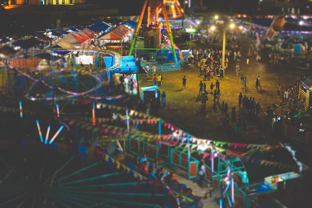 Pasar Malam Tugu Makutha. Foto Hanya Ilustrasi Bukan Tempat Sebenarnya. Sumber Foto: Unsplash.com/MD Duran