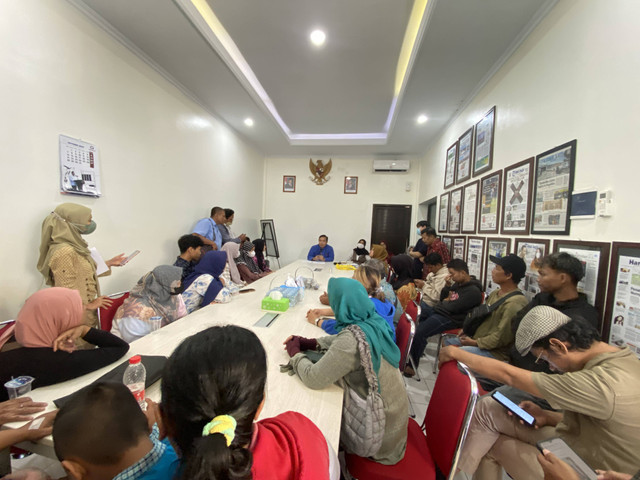 Para wali murid saat mengadukan masalah penahanan ijazah oleh sekolah kepada ORI DIY, Rabu (30/10). Foto: Resti Damayanti/Pandangan Jogja