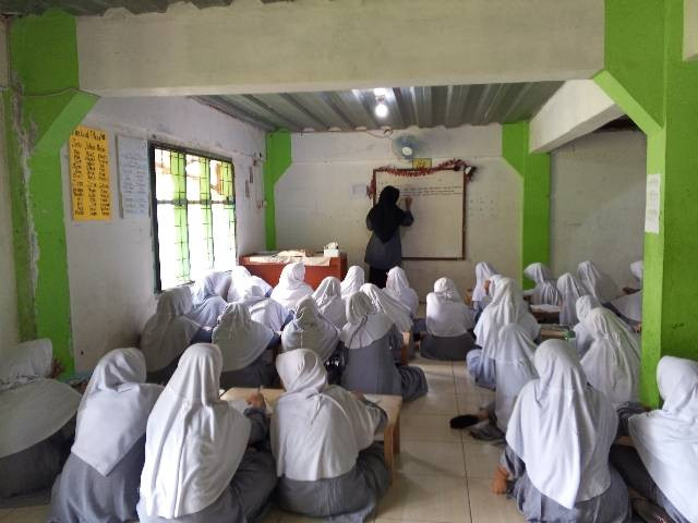 Gambar  proses belajar mengajar murid di dalam kelas 