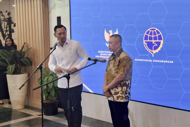 Dudy Purwagandhi dan Agus Harimurti Yudhoyono di Kantor Kementerian Perhubunhan, Jakarta Pusat pada Rabu (30/10/2024). Foto: Argya D. Maheswara/kumparan 