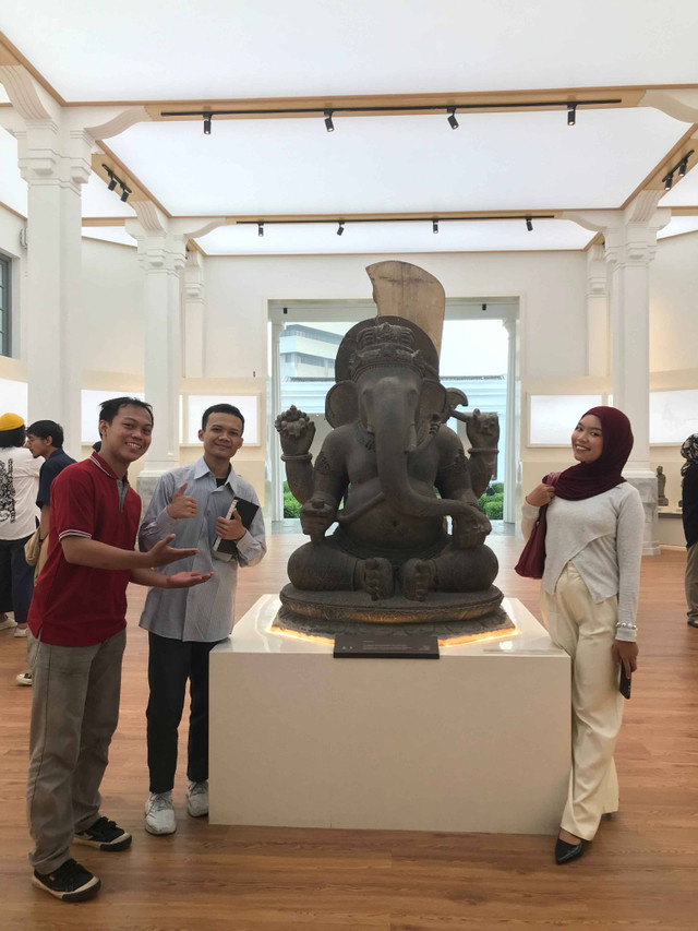 Foto dengan Arca Ganesa di Museum Nasional