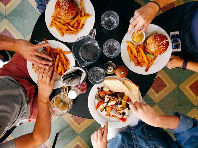 Kuliner Jalan Ijen Malang. Foto hanya ilustrasi, bukan tempat sebenarnya. Sumber: Unsplash/Dan Gold