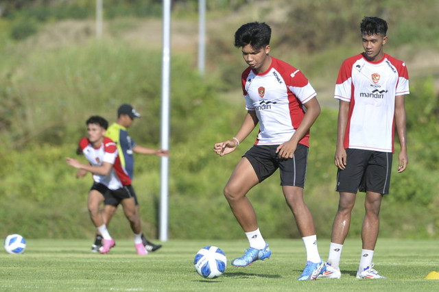 Pemain Timnas Indonesia U-20 Kadek Arel (tengah) menggiring bola saat menjalani pemusatan latihan di Training Center Bali United, Pantai Purnama, Gianyar, Bali, Rabu (30/10/2024). Foto: Fikri Yusuf/ANTARA FOTO