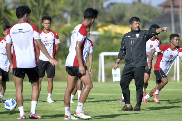 Pelatih Timnas Indonesia U20 Indra Sjafri (kedua kanan) memberikan instruksi saat memimpin pemusatan latihan di Training Center Bali United, Pantai Purnama, Gianyar, Bali, Rabu (30/10/2024). Foto: Fikri Yusuf/ANTARA FOTO