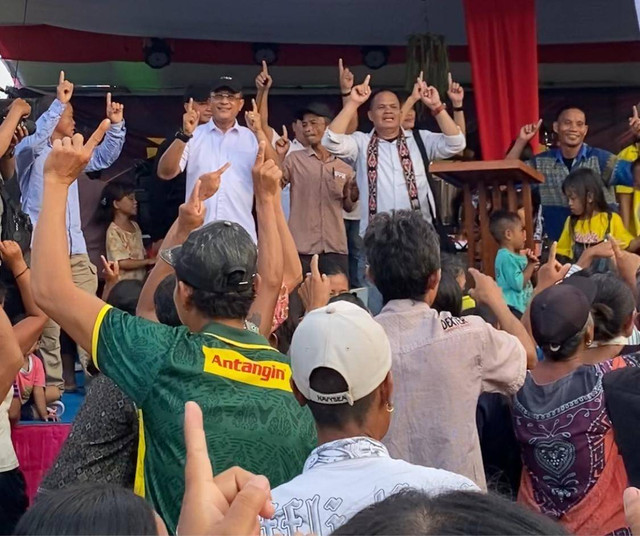 Cawagub Kalbar nomor urut 1, Didi Haryono saat menghadiri Ka'pokongk di Dusun Berinang Lesung. Foto: Yulia Ramadhiyanti/Hi!Pontianak