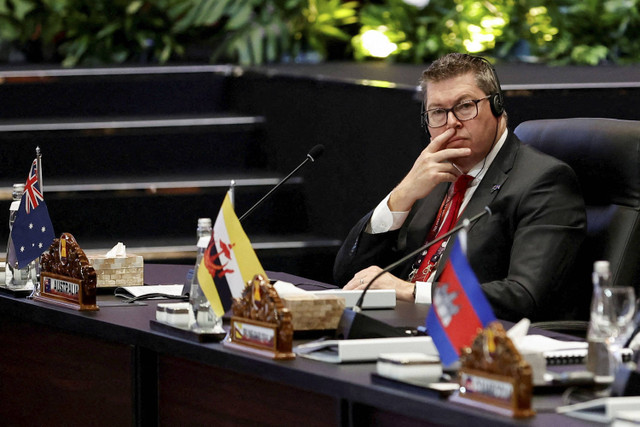 Menteri Industri Pertahanan Australia Pat Conroy memberi isyarat selama Pertemuan Menteri Pertahanan Perhimpunan Bangsa-Bangsa Asia Tenggara (ASEAN) ke-10 Plus di Jakarta, Indonesia, 16 November 2023.  Foto: Willy Kurniawan/REUTERS