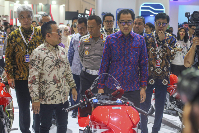 Wakil Menteri Perindustrian Faisol Riza (kedua kanan) melihat koleksi kendaraan listrik Honda ICON e dan Honda CUV e pada gelaran Indonesia Motorcycle Show (IMOS) 2024 di Indonesia Convention Exhibition (ICE) BSD, Rabu (30/10/2024). Foto: Aditia Noviansyah/kumparan