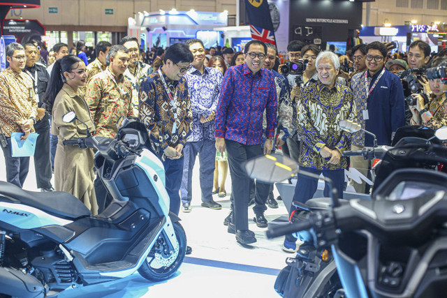 Wakil Menteri Perindustrian Faisol Riza (tengah) melihat koleksi kendaraan listrik Honda ICON e dan Honda CUV e pada gelaran Indonesia Motorcycle Show (IMOS) 2024 di Indonesia Convention Exhibition (ICE) BSD, Rabu (30/10/2024). Foto: Aditia Noviansyah/kumparan