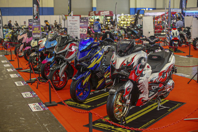 Pengunjung melihat koleksi kendaraan pada gelaran Indonesia Motorcycle Show (IMOS) 2024 di Indonesia Convention Exhibition (ICE) BSD, Rabu (30/10/2024). Foto: Aditia Noviansyah/kumparan