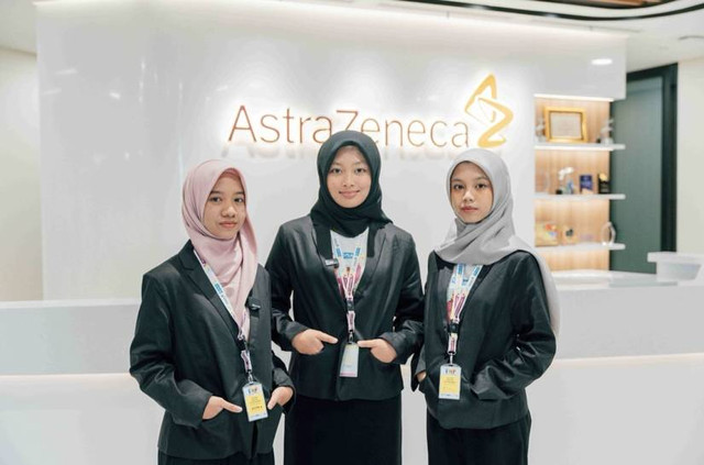 Keterangan foto dari kiri ke kanan: tiga pendidik sebaya Ariba, Bia, dan Aisyah memimpin AstraZeneca Indonesia selama satu hari, dok Yayasan Plan International Indonesia