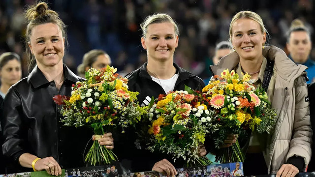 Alexandra Popp berfoto bersama Marina Hegering dan Merle Frohms yang juga hadir dalam seremoni perpisahan yang sama setelah memutuskan pensiun dari Timnas Wanita Jerman, Selasa (29/10). Foto: Dok. dfb.de