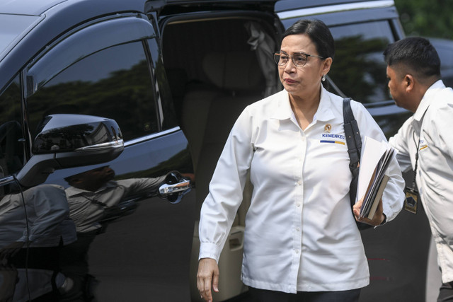 Menteri Keuangan Sri Mulyani Indrawati bersiap menghadiri rapat yang dipimpin Presiden Prabowo Subianto di Kompleks Istana Kepresidenan, Jakarta, Rabu (30/10/2024).  Foto: Hafidz Mubarak/ANTARA FOTO