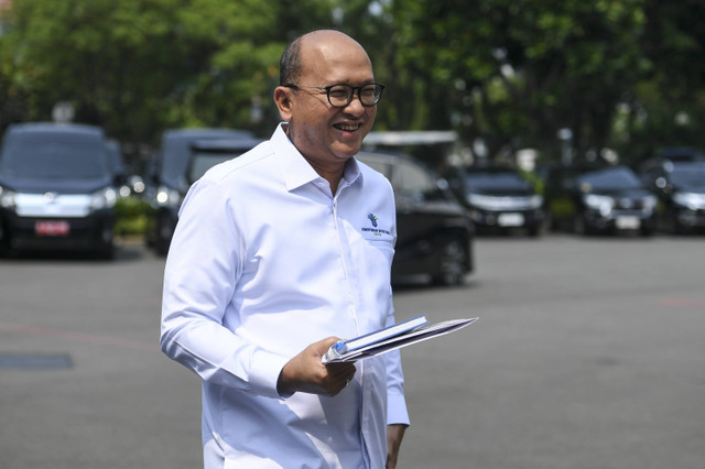 Menteri Investasi dan Hilirisasi/Kepala BKPM Rosan Roeslani bersiap menghadiri rapat yang dipimpin Presiden Prabowo Subianto di Kompleks Istana Kepresidenan, Jakarta, Rabu (30/10/2024). Foto: Hafidz Mubarak/ANTARA FOTO