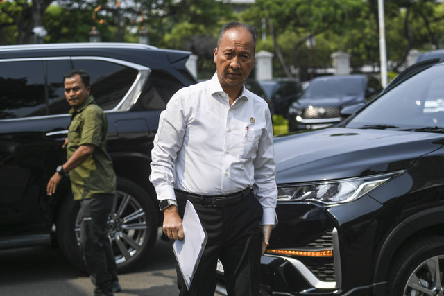 Menteri Perindustrian Agus Gumiwang Kartasasmita bersiap menghadiri rapat yang dipimpin Presiden Prabowo Subianto di Kompleks Istana Kepresidenan, Jakarta, Rabu (30/10/2024). Foto: Hafidz Mubarak/ANTARA FOTO